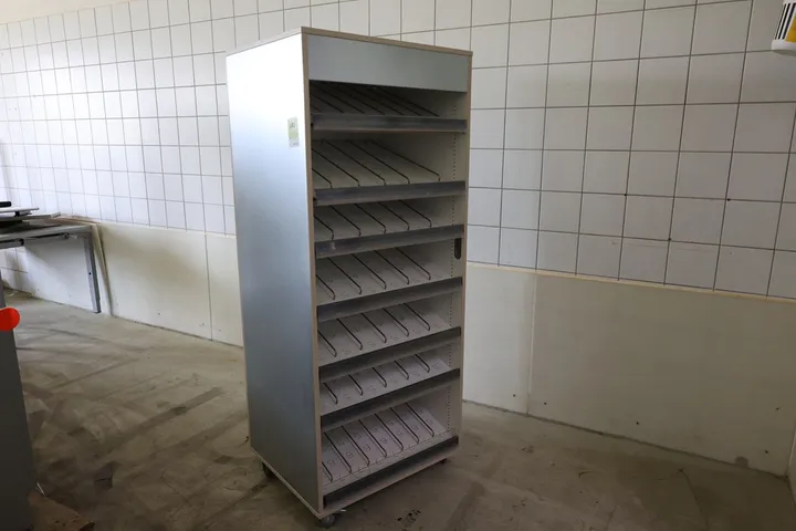 1 x Verkaufswagen Warenpräsenter Maße: 75 x 63 x 182 cm